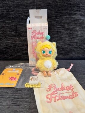 POP MART Baby Molly Pocket Friends Series Vinyl Pendant - Enjoy the Sunshine